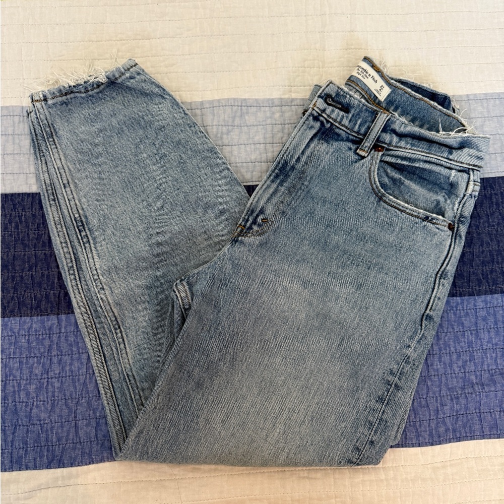 Abercrombie - The ‘80s Mom High Rise Jeans 4 Short
